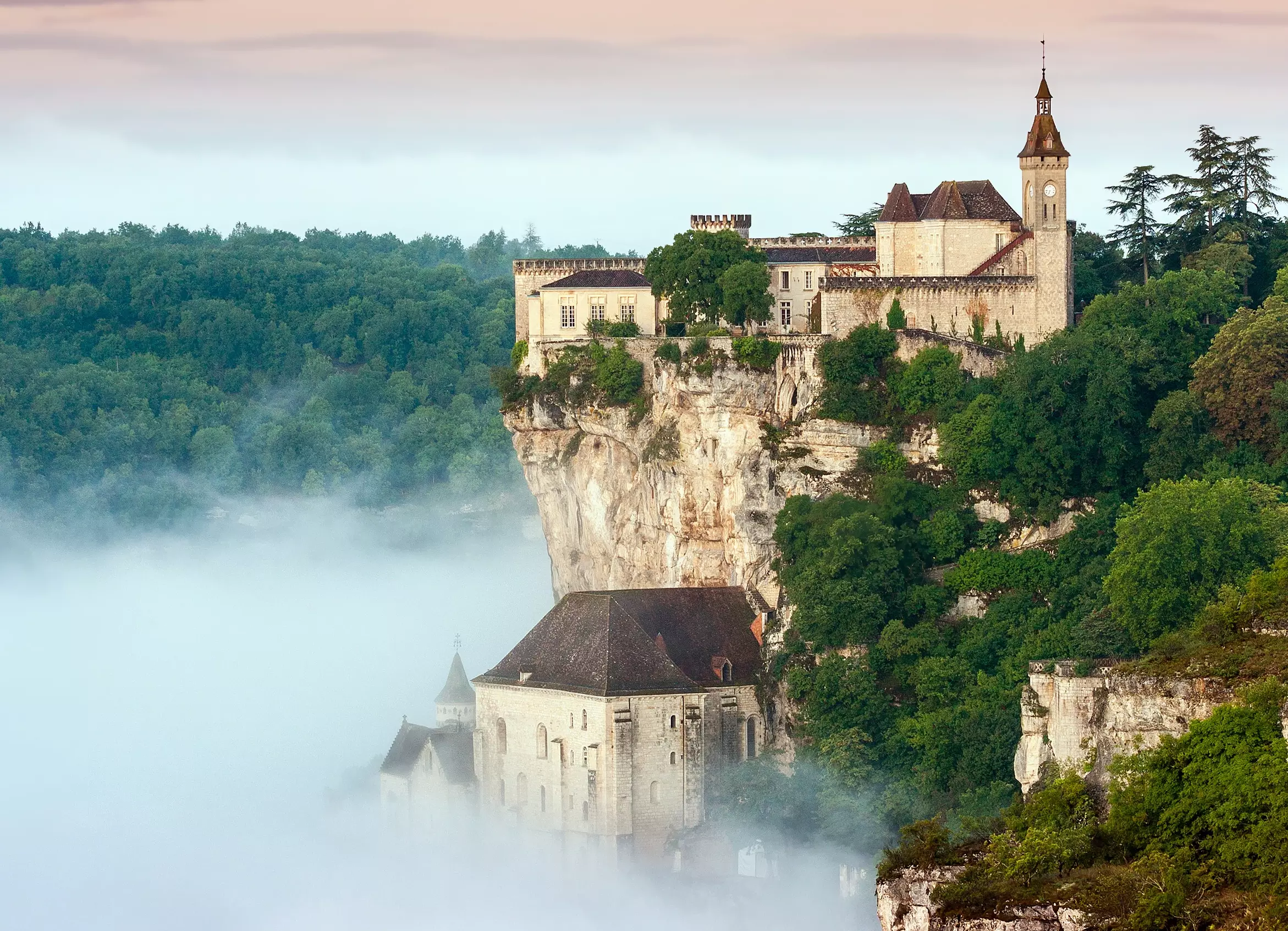 Coucher de soleil sur la cité médiévale de Rocamadour avec brouillard sur la vallée, panorama spectaculaire du Lot proche du camping Les Trois Sources.