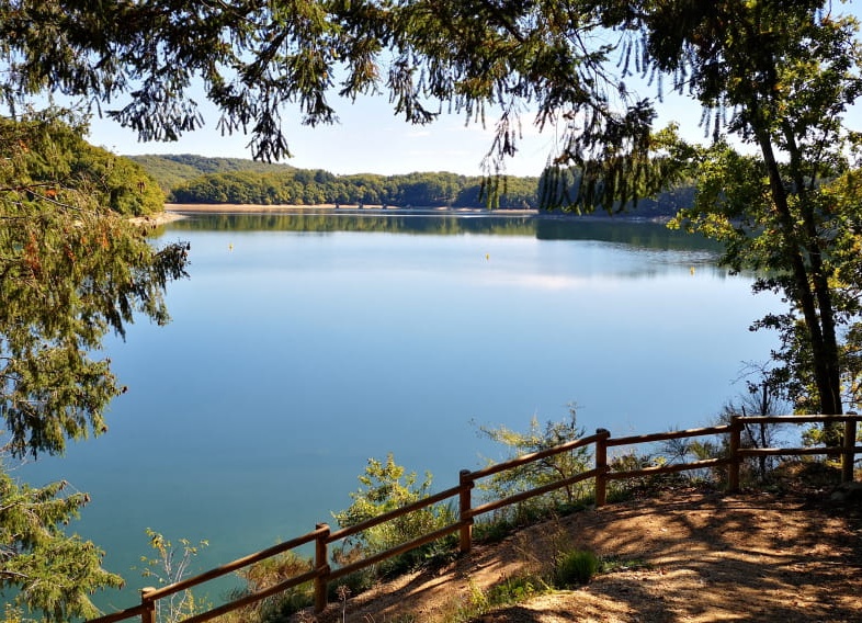 Barrage de Saint-Étienne-de-Campalès avec passerelle himalayenne, activités kayak, paddle, pêche et randonnées, site naturel du Lot proche du camping Les Trois Sources.
