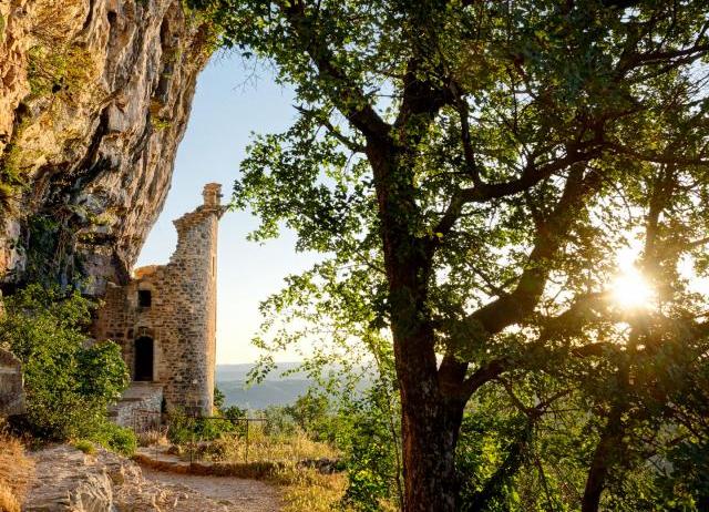 Ruine du château des Anglais sur la randonnée près de la cascade d’Autoire dans le Lot, site historique et panorama naturel proche du camping Les Trois Sources.