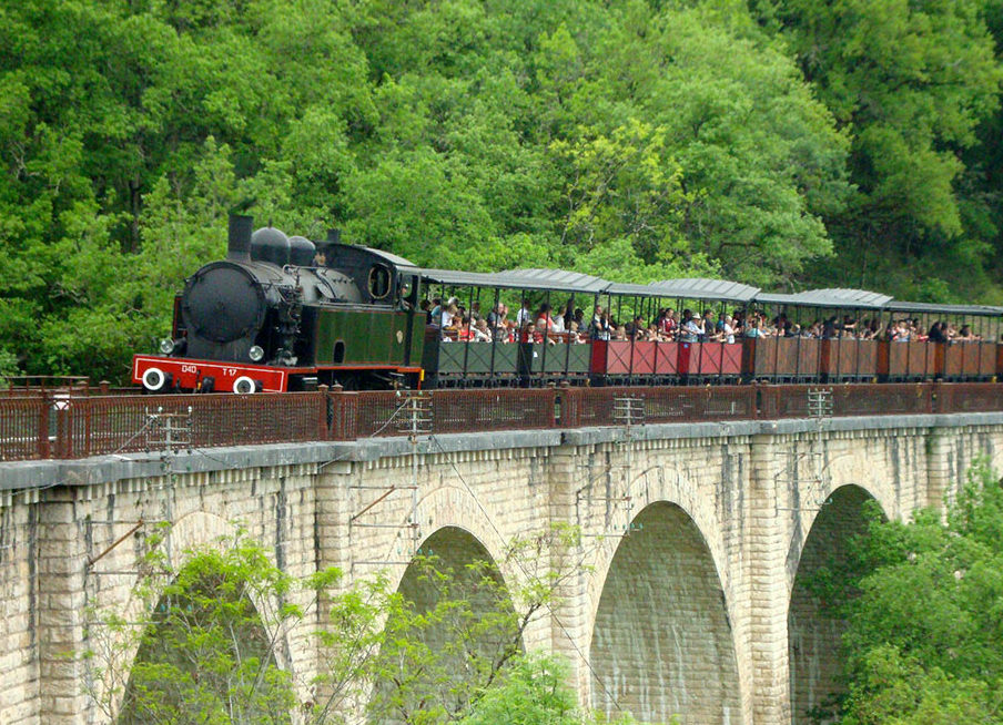 Petit train à vapeur de Martel passant sur un ancien pont, attraction touristique du Lot proche du camping Les Trois Sources.