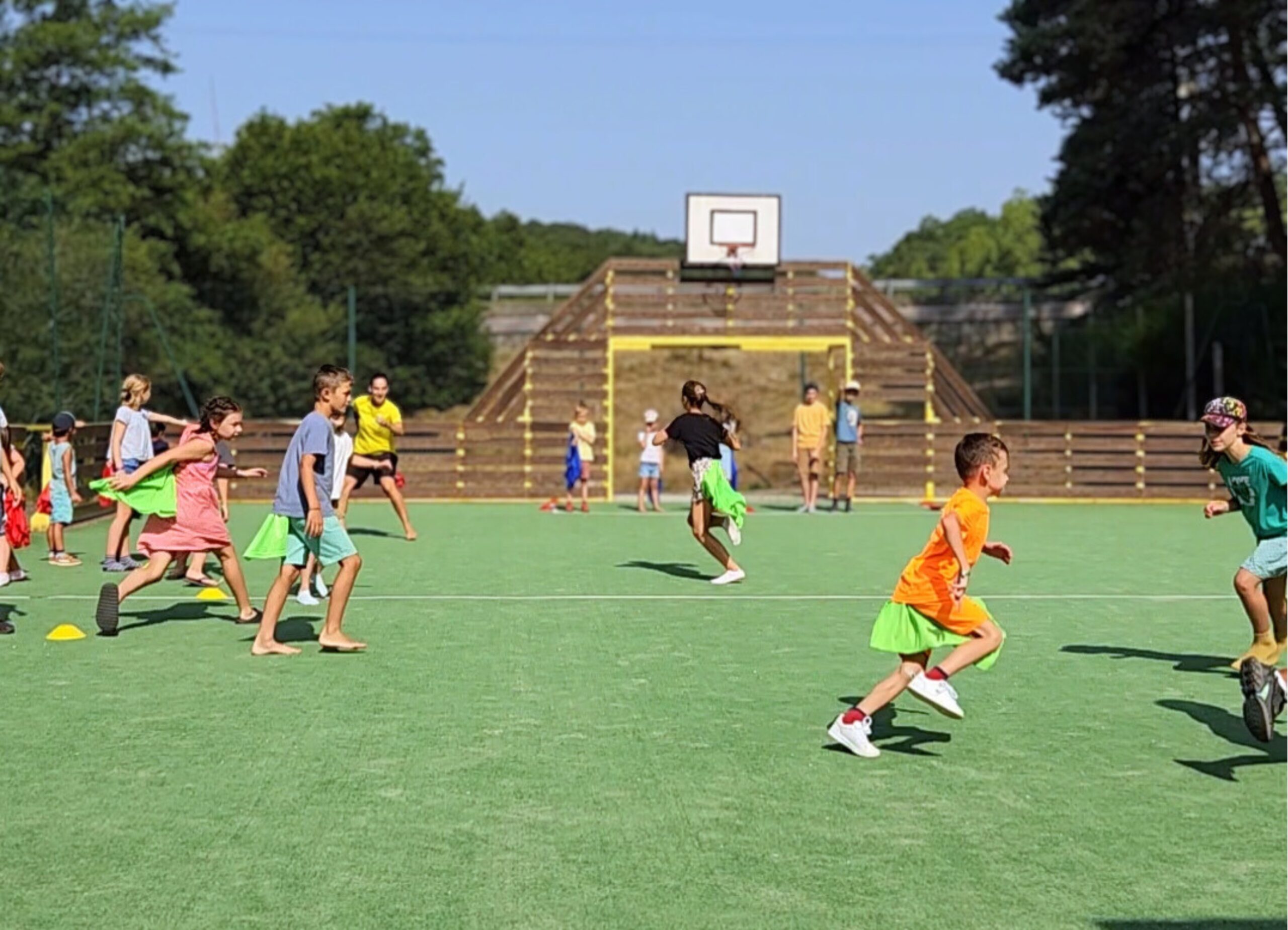 club enfant Enfant jouant au City Stade pendant le Club Enfant du camping Les Trois Sources dans le Lot, région Occitanie, activité sportive et familiale.