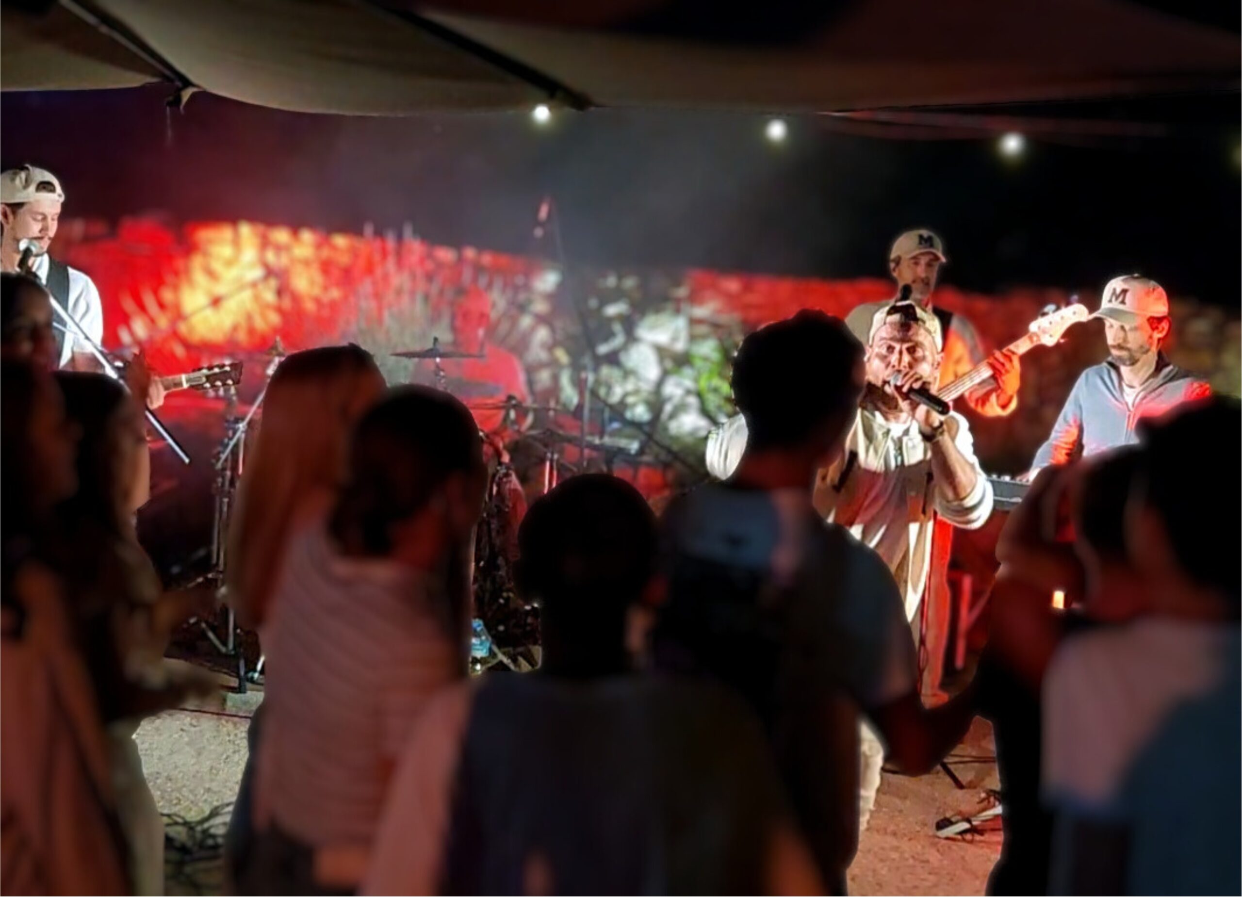 concert Concert du groupe Melomix au camping Les Trois Sources dans le Lot, région Occitanie, ambiance musicale et événement familial en plein air.