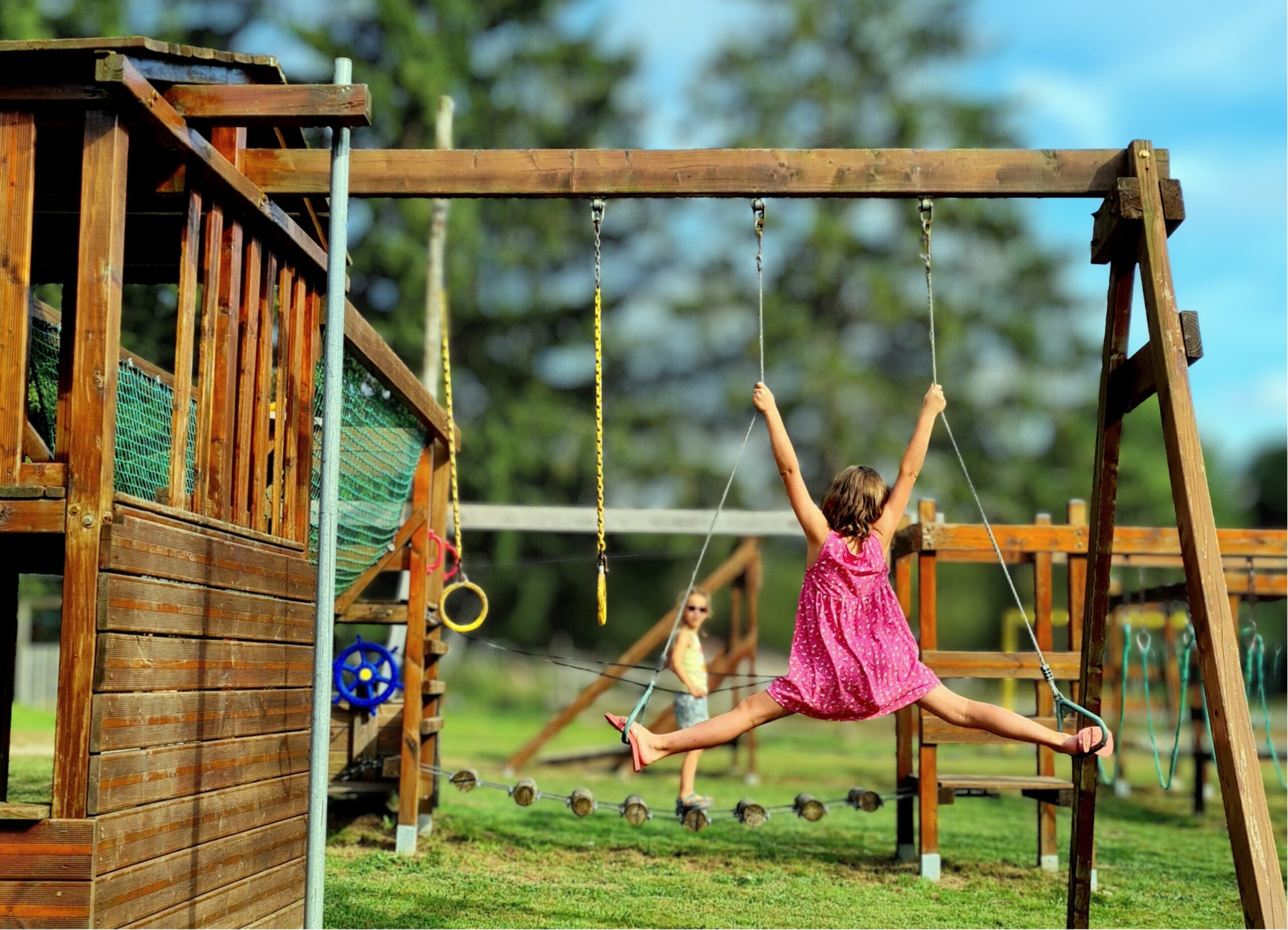 aire de jeux Petite fille jouant sur l’aire de jeux du camping Les Trois Sources, espace ludique et sécurisé pour les enfants.