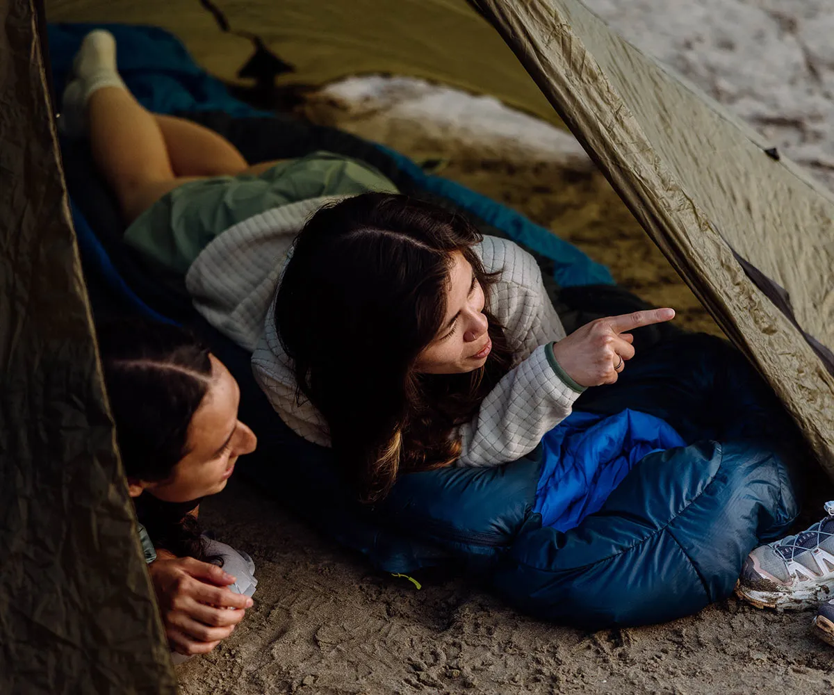 Jeune fille escaladant le mur du deuxième parcours d’accrobranche du camping Les Trois Sources dans le Lot, région Occitanie, activité sportive et familiale en plein air.